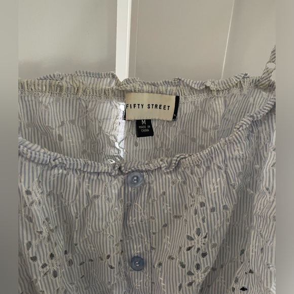 Embroidered seersucker like garment. Perfect for the warmer temperatures. - Picture 2 of 2